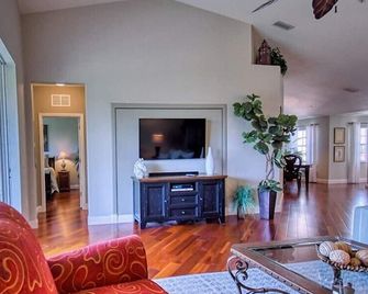 Sabal Pointe at Majestic Palms 1004 Near beach Townhome. Sanibel/Captiva/Fort - Fort Myers - Wohnzimmer