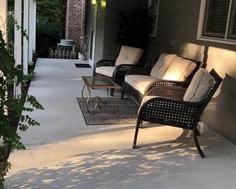 2 Bedroom 2 Bath Getaway In Warrenville - Warrenville - Patio