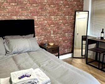 Perfect stay with Dallas Studio - Hayes - Bedroom