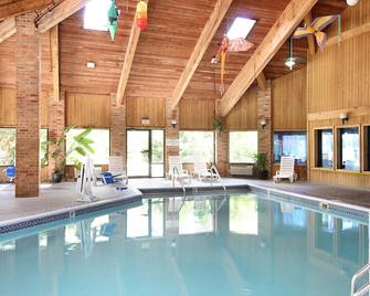 Baymont by Wyndham Muskegon - Muskegon - Pool