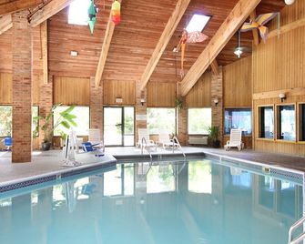 Baymont by Wyndham Muskegon - Muskegon - Zwembad
