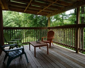 Retreat to Your Private Haven in the Trees - Smithville - Balcón