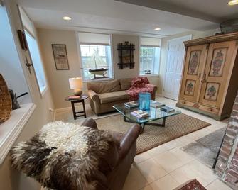 Riverbed, Romantic Waterfront Suite, walk to townbrbr - Stonington - Living room