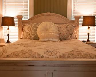 Cozy Comal River Haus- Walk to Wurstfest! - New Braunfels - Bedroom