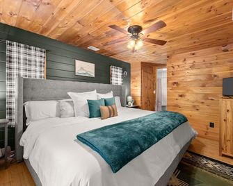 Beautiful Renovations, Hot Tub, Huge King Beds, Amenity Packed - Cleveland - Bedroom