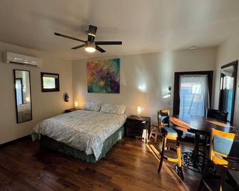 Mayor's Lake and Ski Suite - Sandpoint - Bedroom