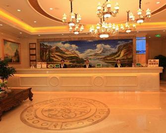 Vienna Hotel Qinghai Xining Deling Halu City East Wanda Plaza - Xining - Receptionist