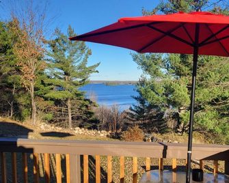 Private lakeview cabin w/gazebo, firepit, beach access, hiking trails, waterfall - Sharbot Lake - Balcony