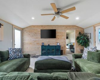 Zebra Ranch 2-br Tiny Home Mtn View Trails Brbq - Прескотт - Вітальня