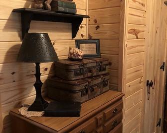 Country Cabin In The Woods - Lexington - Zimmerausstattung