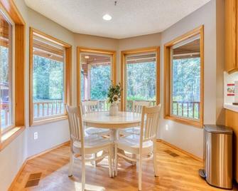 Iron Mountain - Spacious Secluded Lodge with Hot Tub & Game Room - Sandy - Dining room