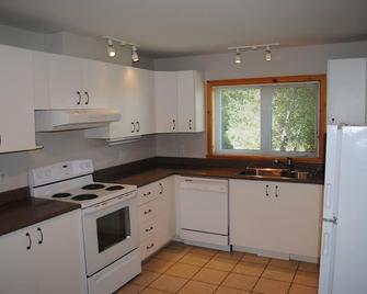 Le Montagnard, Hôtel, condos & chalets - Sutton - Küche