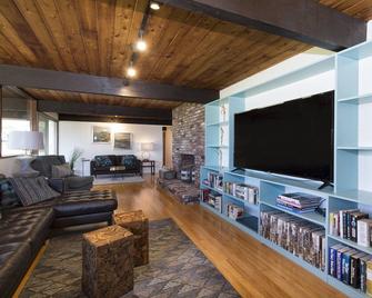 Stella Maris, 6 bedroom 3 bath coastal home, water views, private access - Scituate - Sala de estar