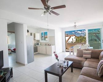 Apt Faye, Beautiful 2bdr Pernera Apartment - Protaras - Sala de estar