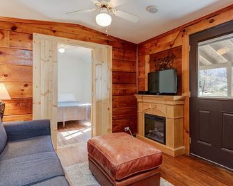 A Cozy Cabin Right In The Heart Of Maggie Valley! - Maggie Valley - Living room