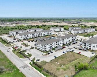 Chisholm Trace 933 I Spacious 1bed 1 Bath - Cleburne - Bygning