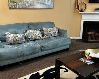 2BR Comfort in Lithonia Near Stone Mountain park - Lithonia - Living room