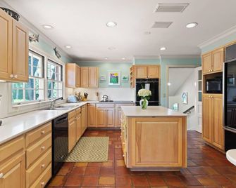 Oceanfront, 5 Bedroom Sea Island Cottage with Pool and separate Carriage House - Sea Island - Kitchen