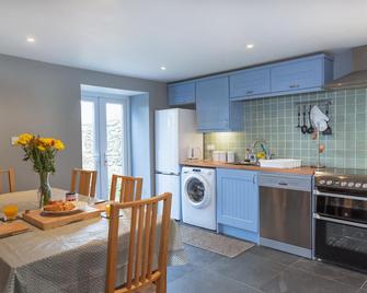 Finest Retreats - Court Cottage - Barnstaple - Kitchen