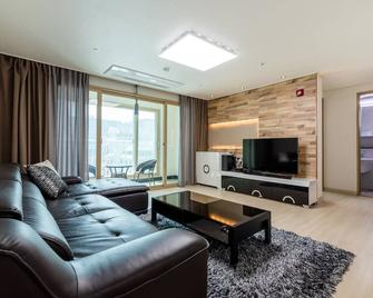 Js Residence Hotel Okpo - Geoje - Wohnzimmer