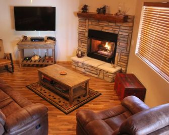 A Cozy, Clean and Quiet Cabin under the Ponderosa Pine! - Show Low - Wohnzimmer