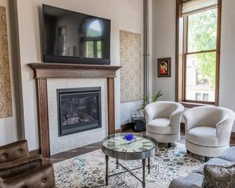1895 Jacobs Penthouse in Historic Deadwood - Deadwood - Living room