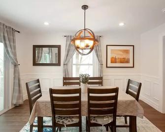 Newly Renovated Gorgeous Home in Goshen - Goshen - Dining room