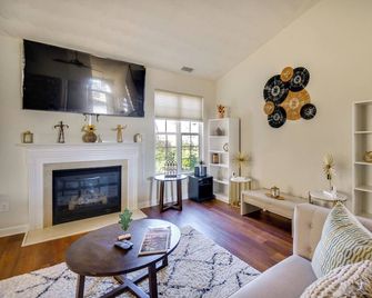 Work, Play & Unwind: Inviting Suffolk Home - Suffolk - Вітальня