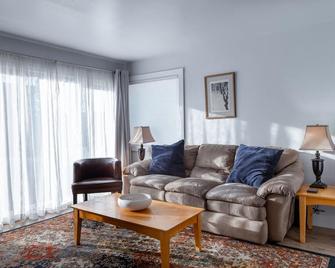 Beautiful and modern downtown condo with all the amenities - Anchorage - Living room
