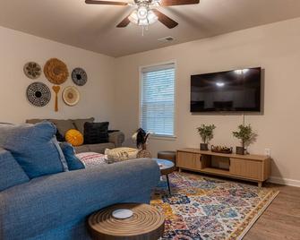 Near Atrium & town, King/Queen/Pullout, NO stairs - Lincolnton - Wohnzimmer