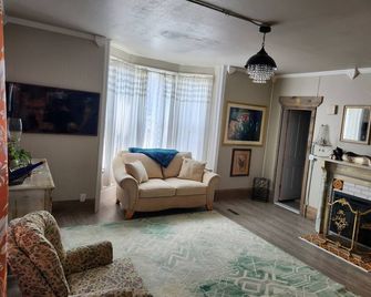 Unwind at the Lotus house Opal suite. - Lansing - Sala de estar
