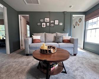 Newly renovated! 3 bedroom apt in downtown Middletown - across from Wesleyan - Middletown - Living room
