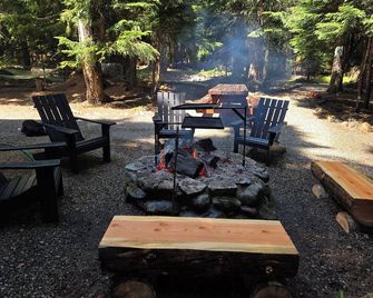 Snoqualmie Pass Ski Cabin w/Hot Tub and Bonus Tree House! - Snoqualmie Pass - Patio