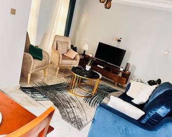 1 cozy bedroom apartment with free WiFi, and a secure neighborhood in Jinja City - Jinja - Living room