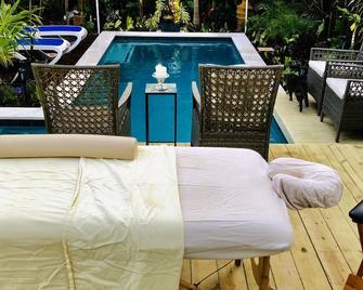 Your Private Tropical Oasis - וולינגטון - בריכה