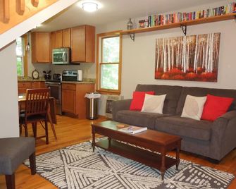 Quiet Cabin in the Great Outdoors - Pisgah Forest - Living room