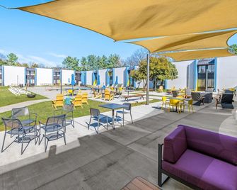 Sonesta Select Hotels Statesville - Statesville - Patio