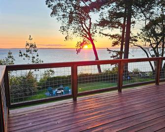 Eagles at the Bluff Cabin - Camano Island - Balcony