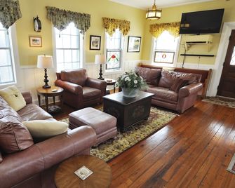 Olde Ocracoke Church: Light and airy featuring beautiful artist décor. - Ocracoke - Sala de estar