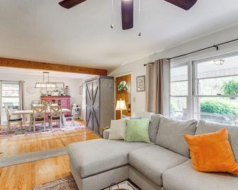 Fire Pit and Game Room Family Home in Marshall - Marshall - Sala de estar