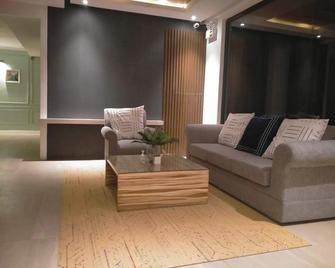 Anton's Loft Designer Resort Pansol - Calamba - Living room