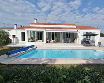 3-bedroom villa with heated pool. Rental from Sunday to Sunday. - Saint-Georges-d'Oléron - Zwembad