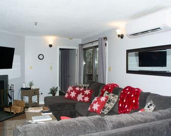 E101 · Winterplace Condo! Ski In Ski Out First Floor E101 - Ghent - Living room