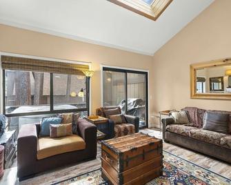 1 Alpine Terrace-renovated condo private hot tub - Incline Village - Living room