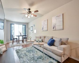 Cozy Townhome walk to UTA, Downtown, mins to AT&T - Arlington - Living room