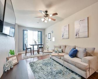 Cozy Townhome walk to UTA, Downtown, mins to AT&T - Arlington - Living room