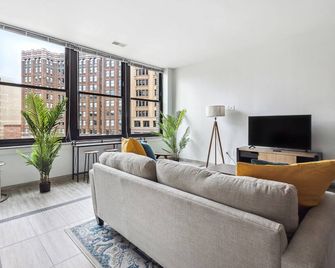 Executive Downtown Retreat - Detroit - Living room