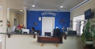 Crossroads Inn & Suites - Victoria - Front desk