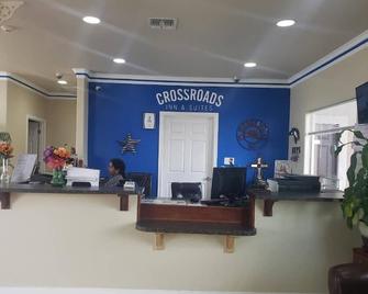 Crossroads Inn & Suites - Victoria - Front desk