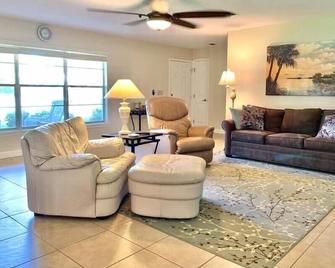 Quite private lake neighborhood! Fish, Golf, 18 mi to Sebring Intl Raceway. - Avon Park - Living room